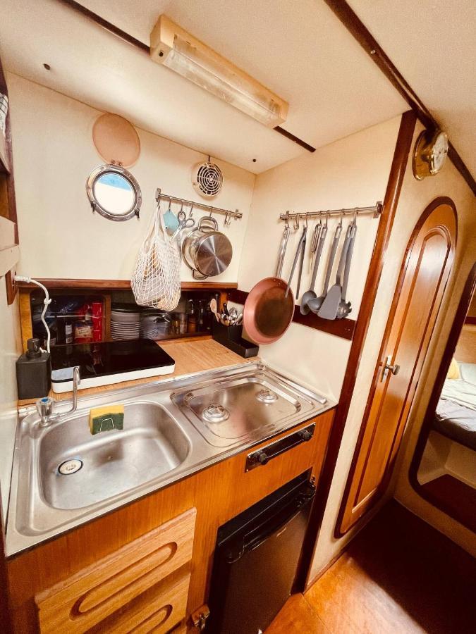 Stylish 80'S Fishing Boat 호텔 산트 아드리아 데 베소스 외부 사진